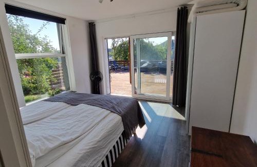 Motala Appartement | Stilren svit lägenhet med trädäck och laddstation