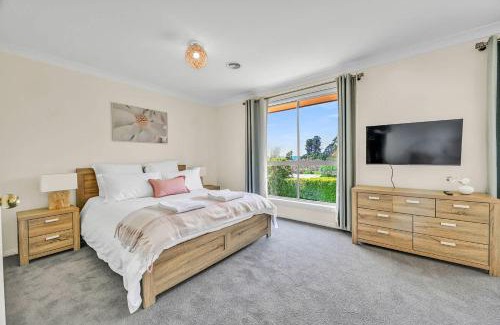 Llanarth Maison | Stinson House - 9 Mins to Racetrack, Serene Escape