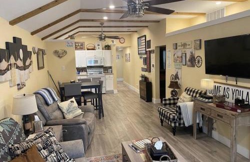 Fort Worth Maison | StockYards! Less than 4 minutes-Sleeps 8-Lee House