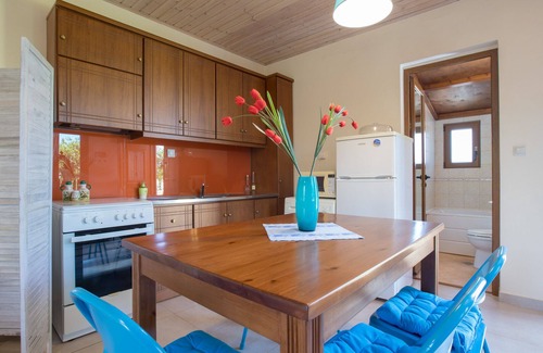 Katsifariana Villa | Villa en pierre Anerocurù avec de grands jardins, barbecue, près de la ville de La Canée et de la plage
