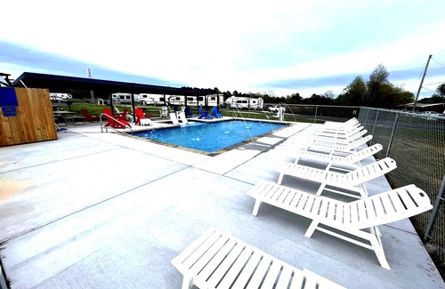 Shreveport Cabine | Stone Cabin with Hot Tub & Spectacular View at God's Country Resort