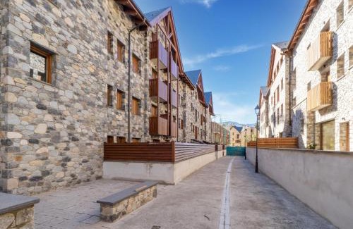 Benasque Appartement | Stone Chalet near Benasque and Scenic Lake