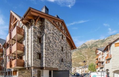 Benasque Appartement | Stone Chalet near Benasque and Scenic Lake