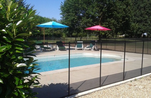 Bournand Maison | Stone Cottage, 2 chambres à coucher jusqu'à 6, piscine, dans un XVIIè C Château, Vallée de la Loire