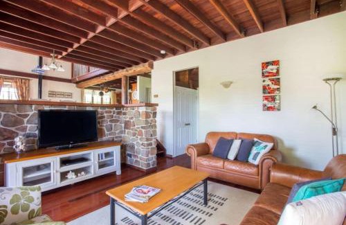 Woodstock Maison | Stone Cottage - vineyard estate w. fireplace