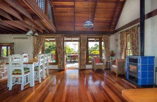 Woodstock Maison | Stone Cottage - vineyard estate w. fireplace