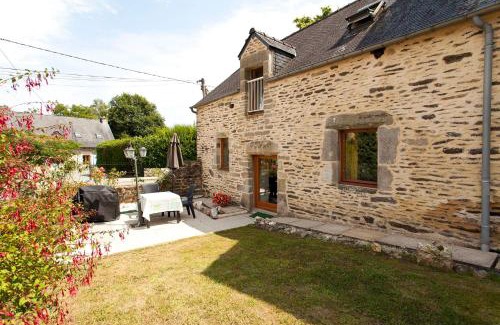 Guegon Maison | Stone cottage with modern cosy interior near to Josselin