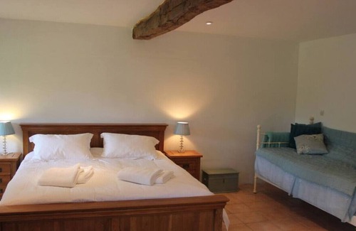 Saint-Leon-sur-l'Isle Maison | Stone farmhouse, fully equipped, secluded location with private swimming pool in Dordogne