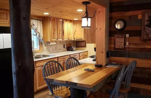 Sabinsville Cabine | Vue sur Mountain Ridge, 2 criques, 10 acres, immense cour, privé, chalet Blair Creek.