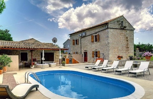 Hreljici Maison | Maison en pierre, à 5 km de la plage, piscine privée, 8 personnes, WiFi gratuit, terrasse, barbecue