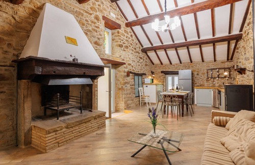 Cortona Villa | Maison en pierre finement meublée, parfaite pour 4 personnes. Espace extérieur clôturé équipé de meu