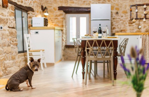 Cortona Villa | Maison en pierre finement meublée, parfaite pour 4 personnes. Espace extérieur clôturé équipé de meu