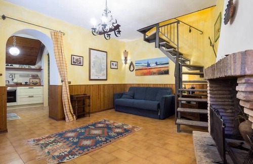 Messenano Maison | maison en pierre dans une petite tour médiévale près de SPOLETO