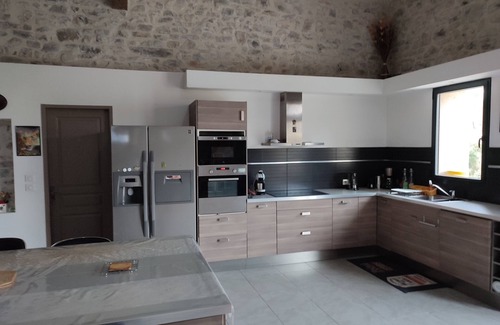 Fontanes Maison | Maison en pierre rénovée dans un style contemporain avec jardin et piscine .