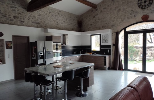 Fontanes Maison | Maison en pierre rénovée dans un style contemporain avec jardin et piscine .