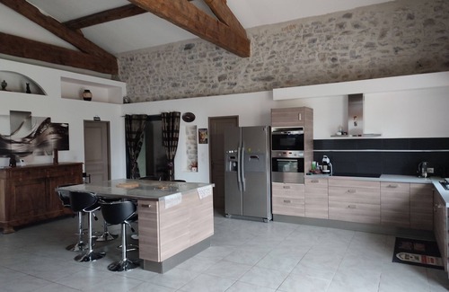 Fontanes Maison | Maison en pierre rénovée dans un style contemporain avec jardin et piscine .