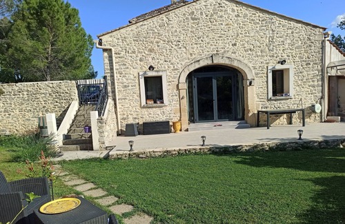 Fontanes Maison | Maison en pierre rénovée dans un style contemporain avec jardin et piscine .