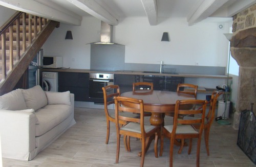 Feniers Maison | Maison en pierre rénovée avec goût avec tennis dans un havre de paix