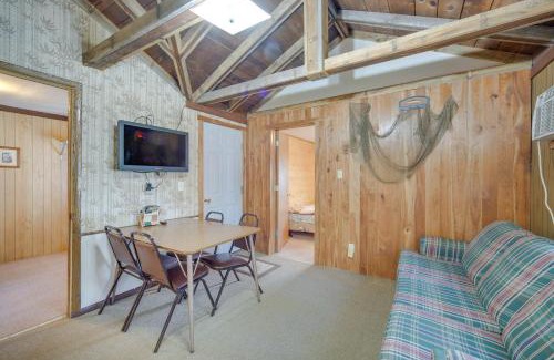 Stone Lake Maison | Stone Lake Cabin with Private Deck and Fire Pit!