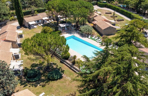 La Roque-sur-Pernes Copropriété | Stone mas in residence with pool