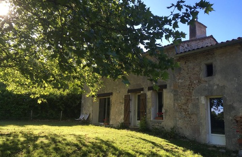 Saint-Martin-de-Gurson Maison | Stone quiet farm house getaway