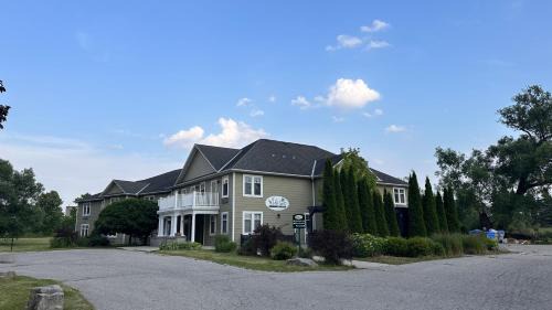 St. Mary's Hôtel | Stone Willow Inn