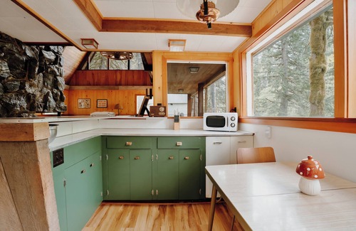 Skykomish Cabine | Stonecutter's Cabin - couples retreat on the river surrounded by nature