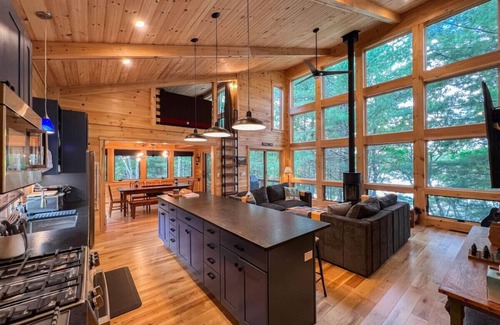 Brownfield Maison | StoneWater | Brand New | Private Lakefront + Fire