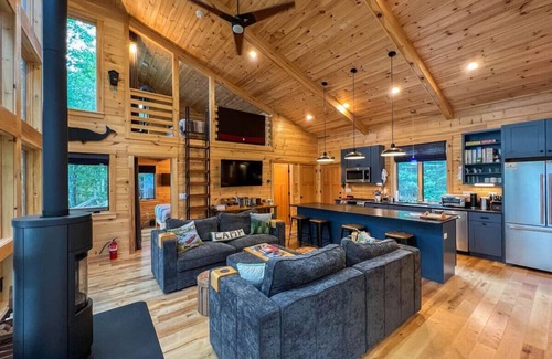 Brownfield Maison | StoneWater | Brand New | Private Lakefront + Fire