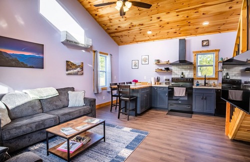 Fayetteville Cabine | Stout Grove - New House minutes from the New River Gorge National Park