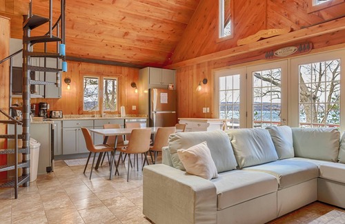 Valois Cottage | Stowaway - Cabine privée récemment rénovée au bord du lac avec 2 kayaks, à voir absolument