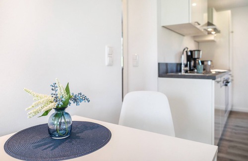 Dierhagen Ost Appartement | Strandnahe Ferienwohnung 1" avec terrasse privée, jardin privé et Wi-Fi.
