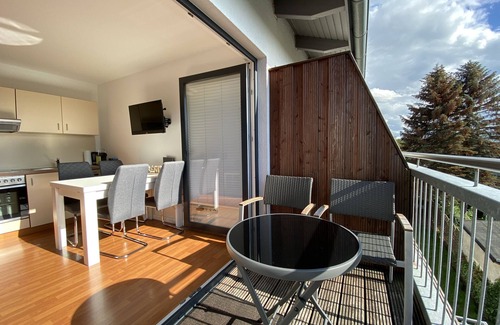Diedrichshagen Appartement | Strandnahe Fewo mit Großem Balkon, Kostenlosem Tiefgaragenstellplatz und Netflix