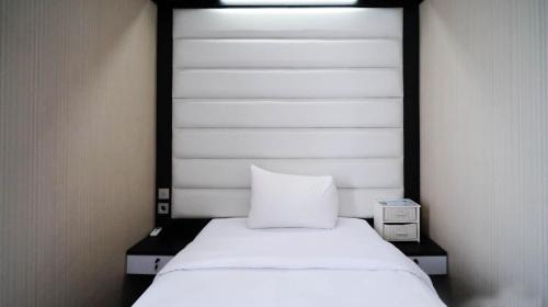 Surabaya Appartement | Strategic and Comfy 2BR Apartment at Trillium Residence By Travelio
