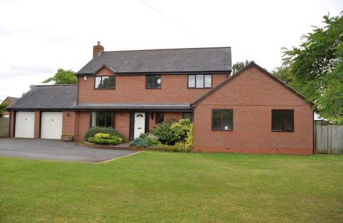 Broughton Hackett Maison | Stratford House - Perfect for a get together