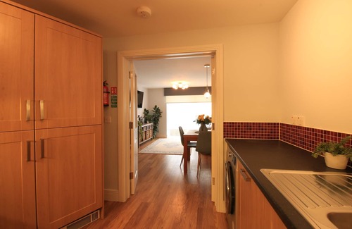 Yeovil Appartement | Apartamento-Baño con ducha-Vista al campo-1st Floor