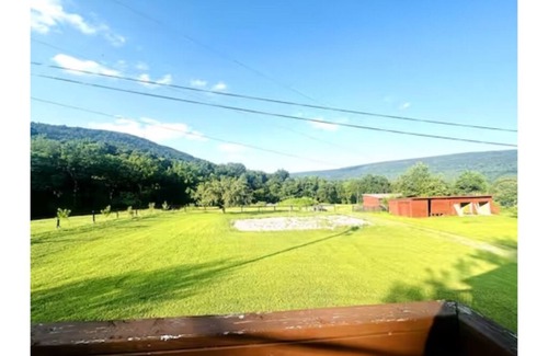 Warfordsburg Cabine | Streamside Haven at 70 Acres Valley Retreat