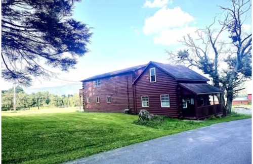 Warfordsburg Cabine | Streamside Haven at 70 Acres Valley Retreat