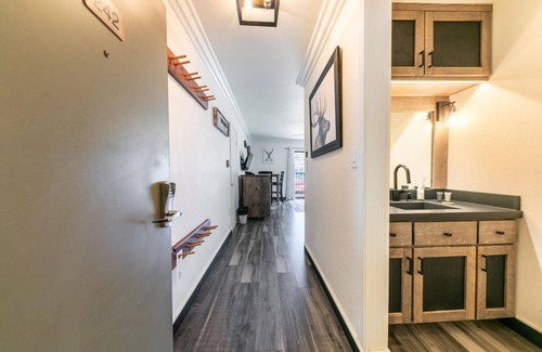 Truckee Copropriété | Striking King Studio w/Partial Lake View #242 at Donner Lake Village