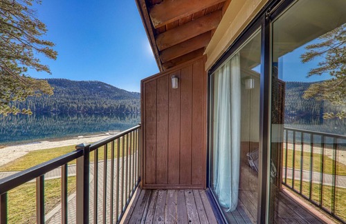 Truckee Copropriété | Striking King Studio w/Partial Lake View #242 at Donner Lake Village