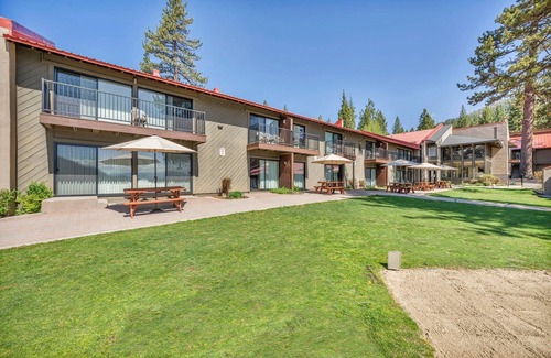 Truckee Copropriété | Striking King Studio w/Partial Lake View #242 at Donner Lake Village