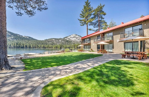 Truckee Copropriété | Striking King Studio w/Partial Lake View #242 at Donner Lake Village