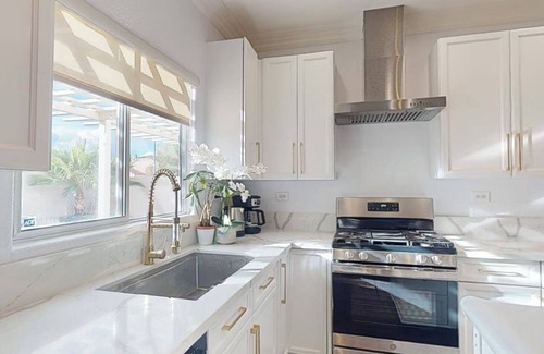 Spring Valley Maison | Strip view is master back yard hottub,BBQ 8 minutes to strip