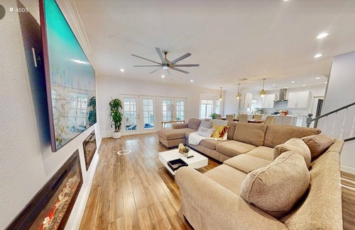 Spring Valley Maison | Strip view is master back yard hottub,BBQ 8 minutes to strip