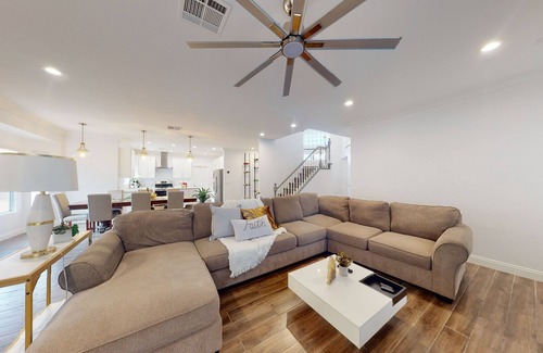 Spring Valley Maison | Strip view is master back yard hottub,BBQ 8 minutes to strip