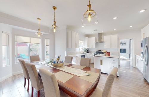 Spring Valley Maison | Strip view is master back yard hottub,BBQ 8 minutes to strip