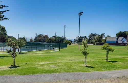 West Alameda Maison | Stroll to SF Bay Beaches! Cozy Home in Alameda