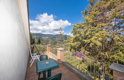 Patti Appartement | 'Stromboli' Room with Shared Terrace, Communal Garden and Air Conditioning
