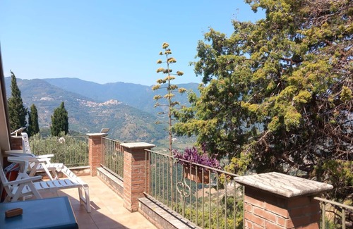 Patti Appartement | 'Stromboli' Room with Shared Terrace, Communal Garden and Air Conditioning