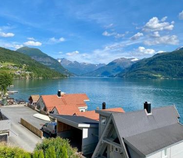 Stryn Maison | Stryn - Faleide - hus ved fjorden